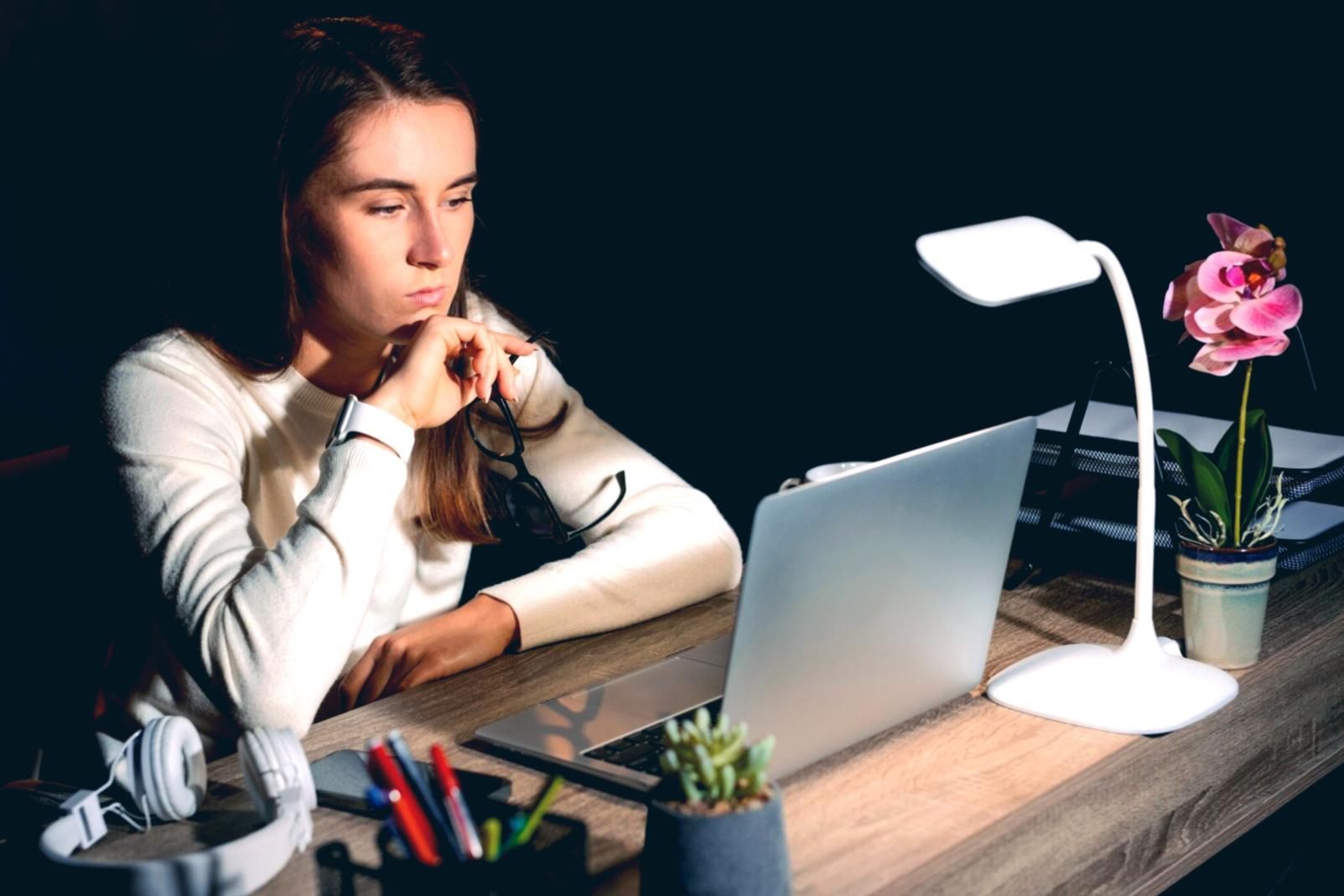 Team collaborativo che lavora insieme su strategie di apprendimento pratico