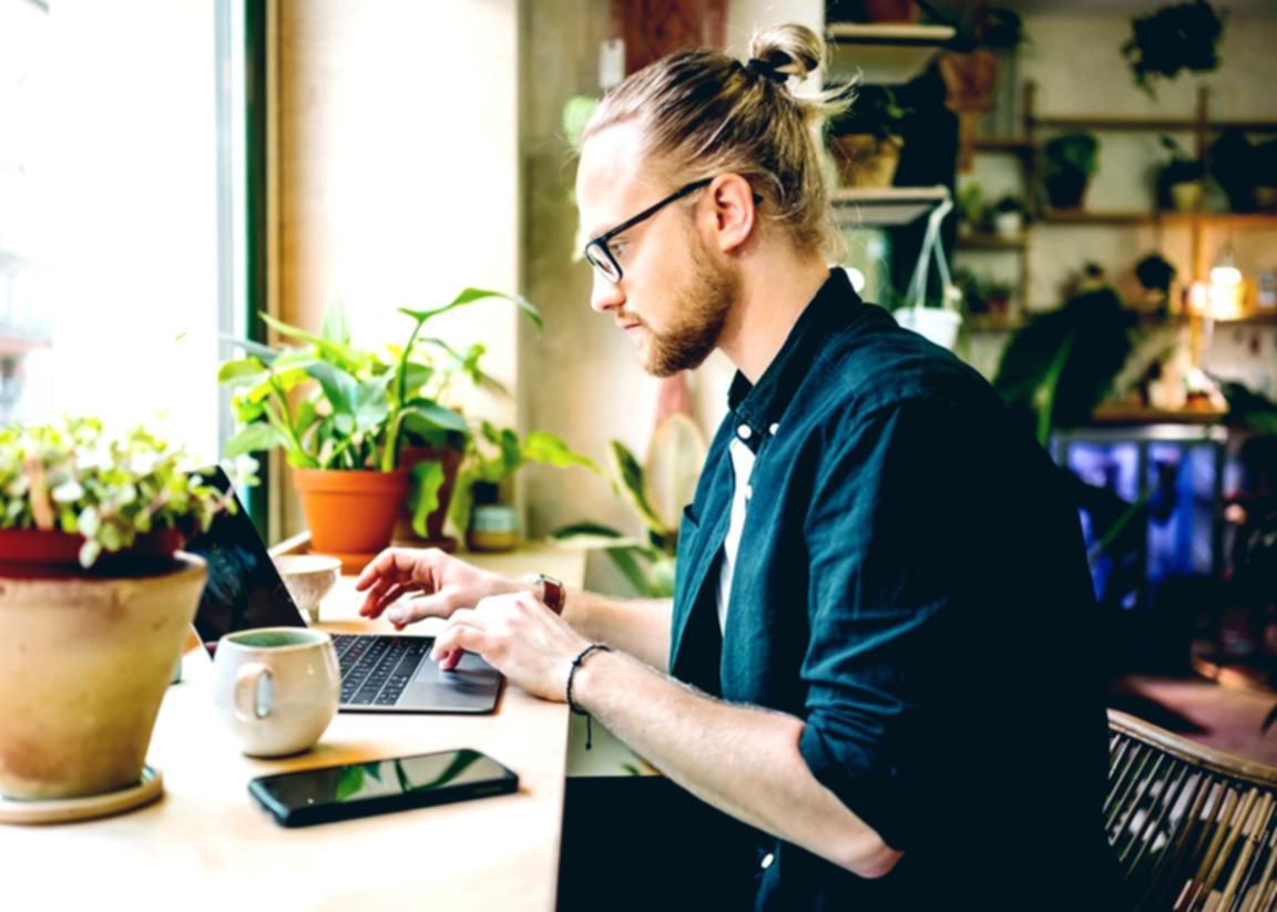 Partecipanti che lavorano durante un workshop SEO pratico